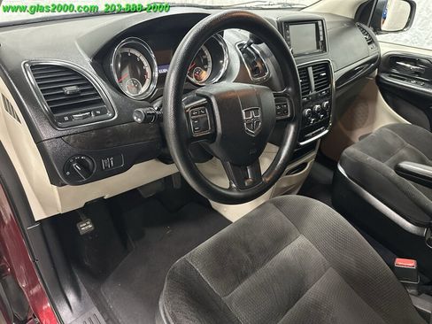 Used 2018 Dodge Grand Caravan SE w/ UConnect Hands-Free Group image 3