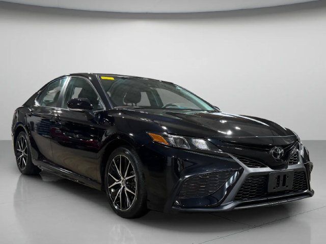 Used 2022 Toyota Camry SE w/ Cold Weather Package FWD image 1