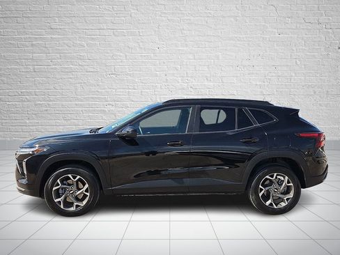Used 2025 Chevrolet Trax LT w/ Driver Confidence Package FWD image 2