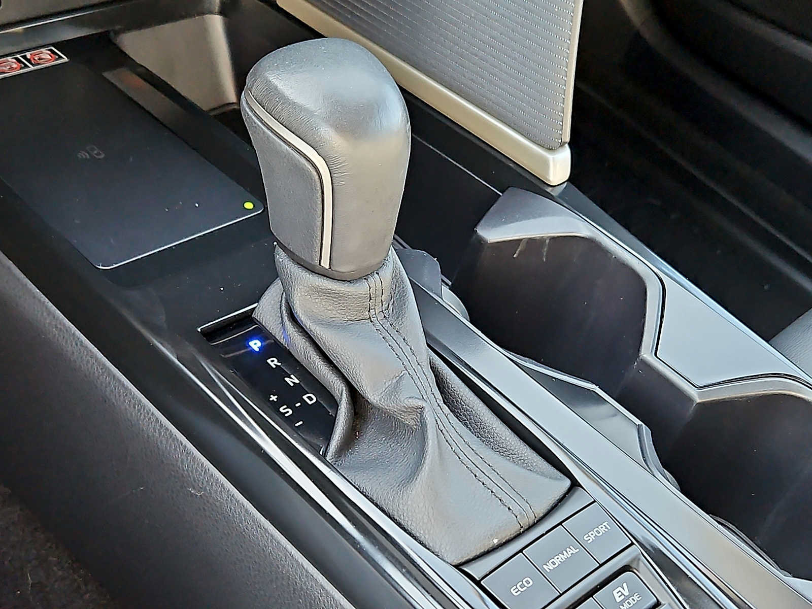 Used 2025 Toyota Camry SE w/ Convenience Package FWD image 14