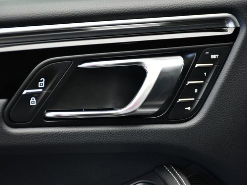 Certified 2024 Porsche Macan AWD/4WD image 33