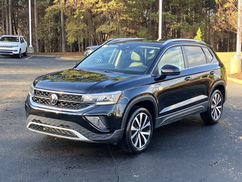 Used 2024 Volkswagen Taos SE image 6