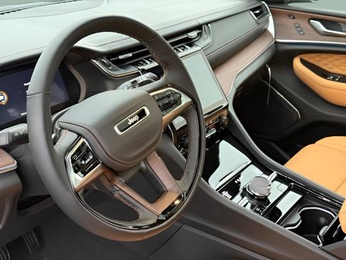 New 2025 Jeep Grand Cherokee Summit image 18
