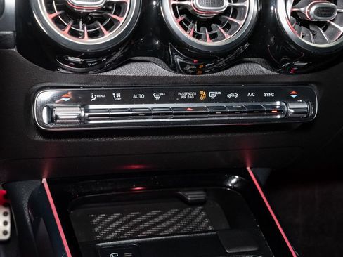 Used 2021 Mercedes-Benz GLB 35 AMG 4MATIC image 23
