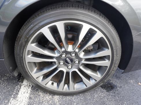 Used 2017 Lincoln Continental Select image 36