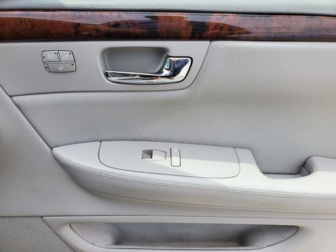 Used 2011 Cadillac DTS Premium FWD image 38