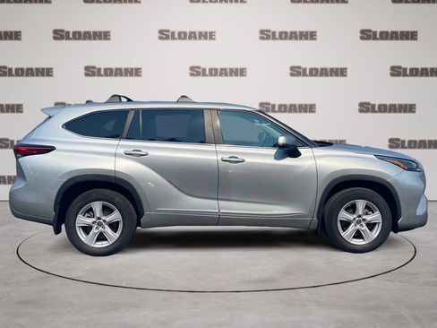 Used 2023 Toyota Highlander LE AWD/4WD image 2