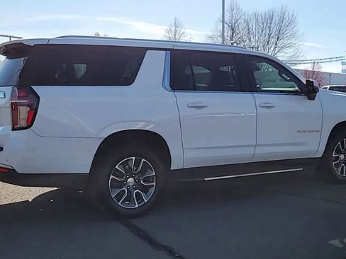 Used 2022 Chevrolet Suburban LT w/ LT Signature Package image 8
