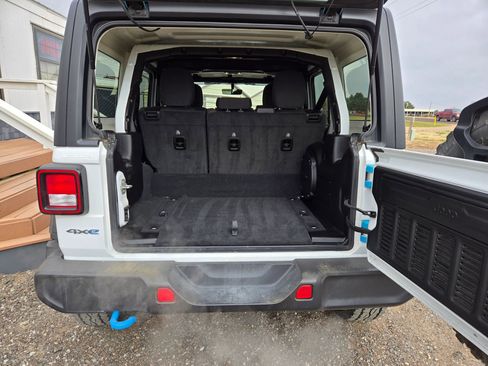 Used 2023 Jeep Wrangler Unlimited w/ Cold Weather Group image 7
