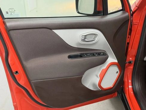 Used 2017 Jeep Renegade Latitude FWD image 32