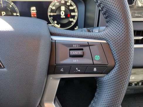 New 2025 Mitsubishi Outlander SE image 30