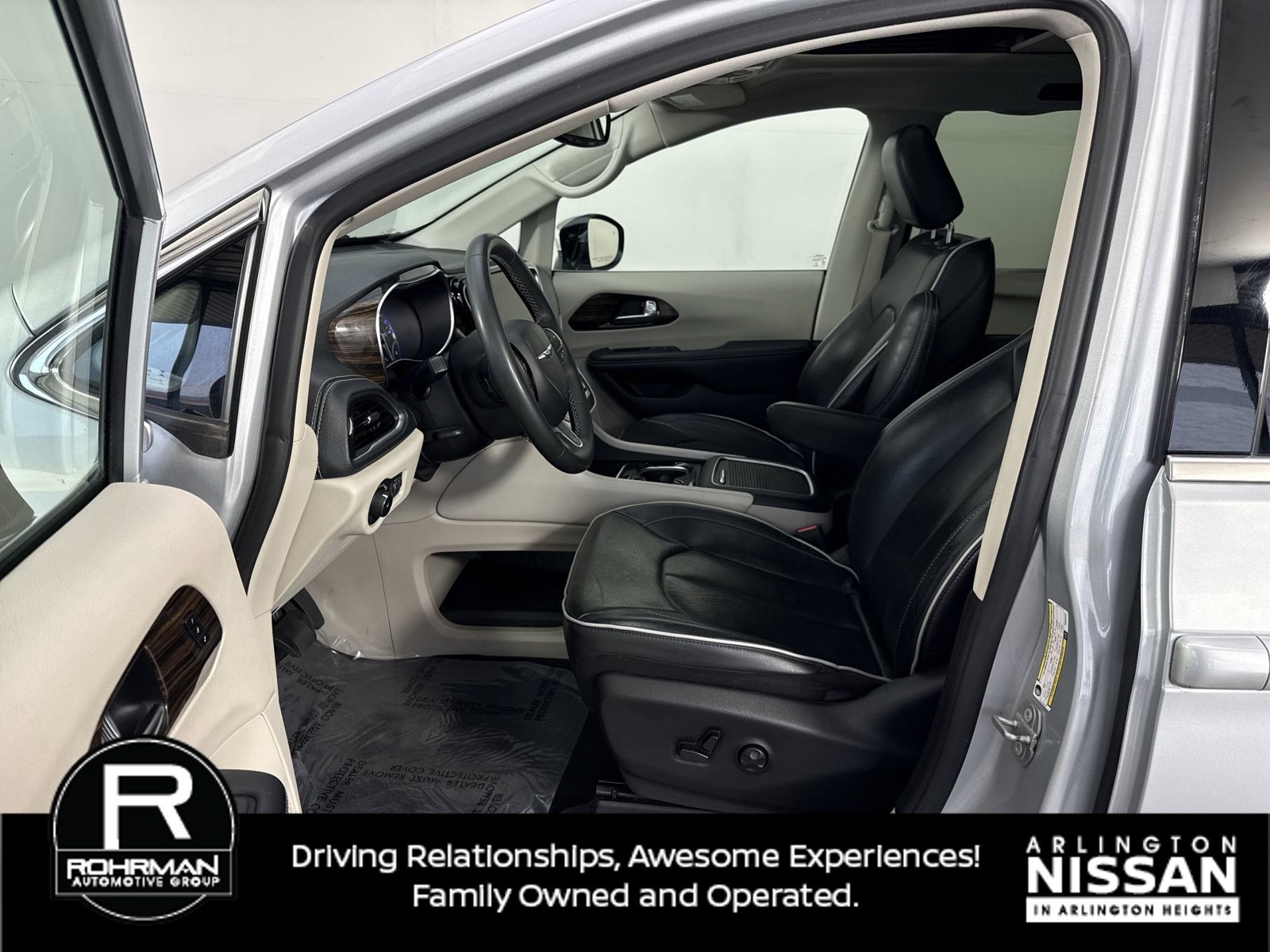 Used 2023 Chrysler Pacifica Limited FWD image 4