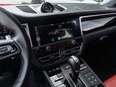 Certified 2023 Porsche Macan image 32