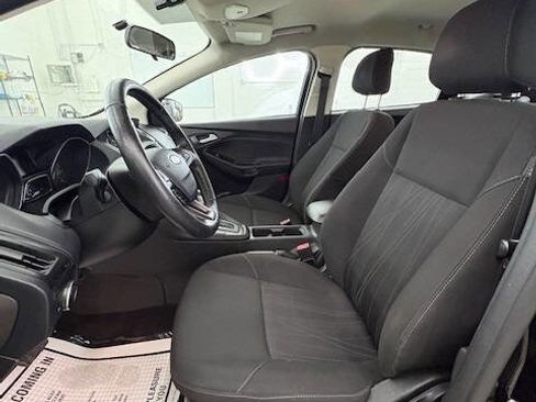Used 2018 Ford Focus SE w/ Cold Weather Package image 9