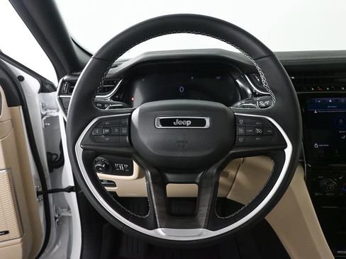 Used 2023 Jeep Grand Cherokee Limited w/ Luxury Tech Group II image 2