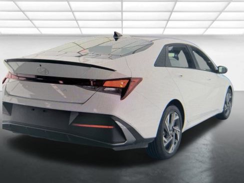 Used 2025 Hyundai Elantra Sport FWD image 2