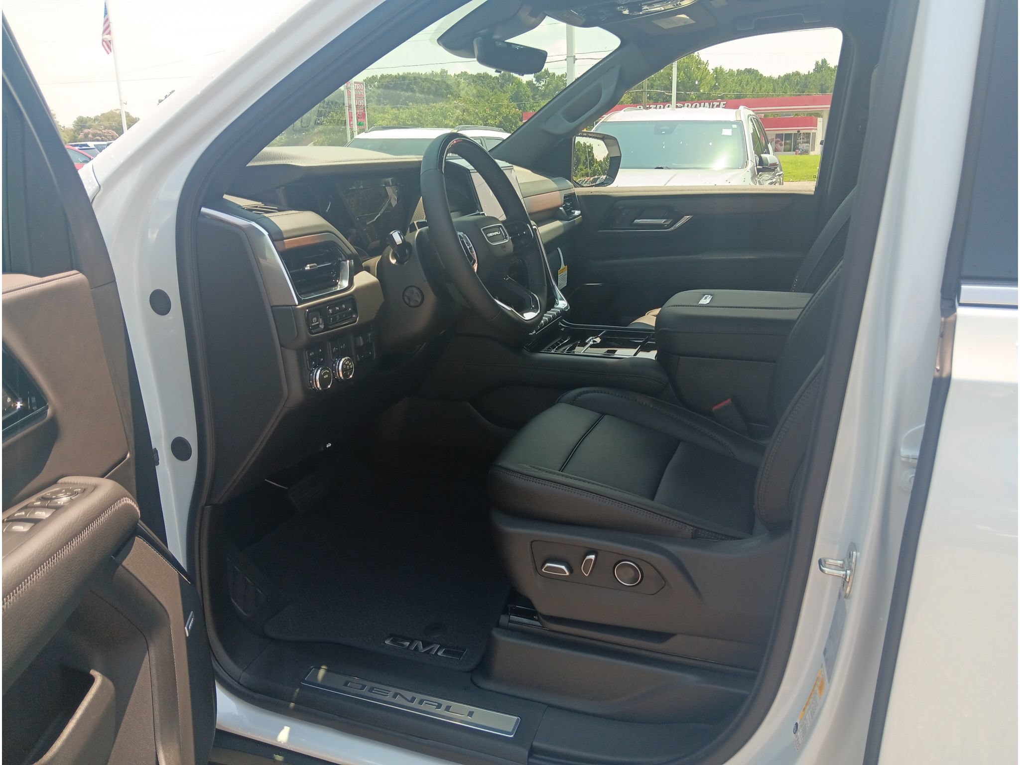 New 2026 GMC Yukon Denali w/ Advanced Technology Package AWD/4WD image 7