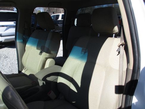 Used 2010 Nissan Frontier SE image 13