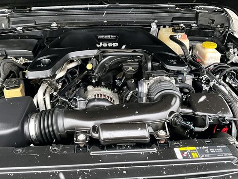 Used 2018 Jeep Wrangler Unlimited Sport image 9