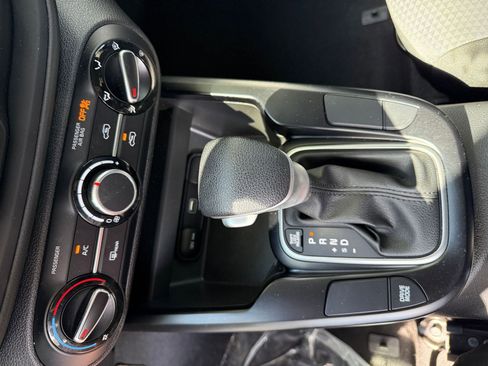 Used 2025 Kia Soul LX w/ LX Technology Package FWD image 38