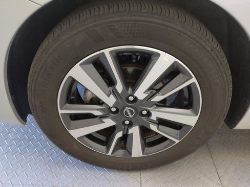 Used 2025 Nissan Versa SV FWD image 31