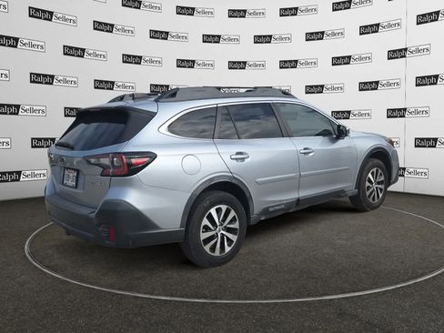 Used 2020 Subaru Outback Premium image 5