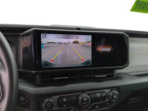 Used 2025 Jeep Gladiator Sport AWD/4WD image 16