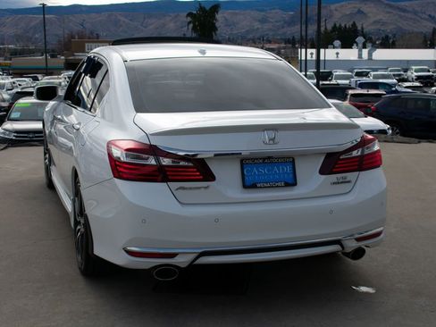 Used 2017 Honda Accord Touring image 6