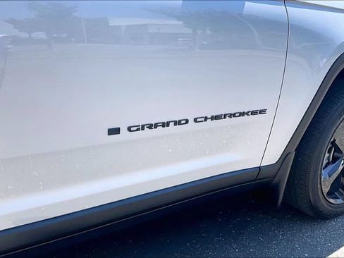 Used 2023 Jeep Grand Cherokee L Laredo AWD/4WD image 8