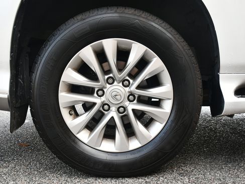 Used 2019 Lexus GX 460 image 24