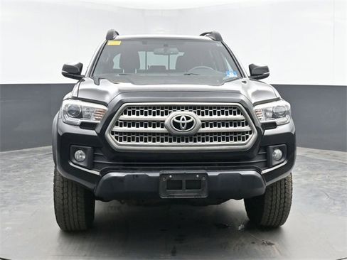 Used 2017 Toyota Tacoma TRD Off-Road w/ Premium & Technology Package image 3