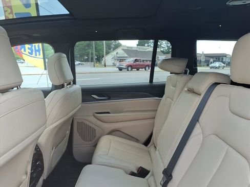 Used 2023 Jeep Grand Cherokee L Limited RWD image 9