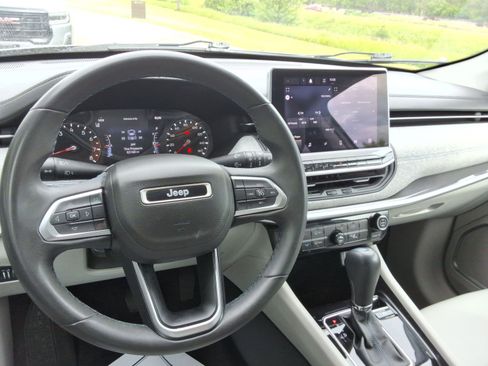 Used 2022 Jeep Compass Latitude FWD image 12