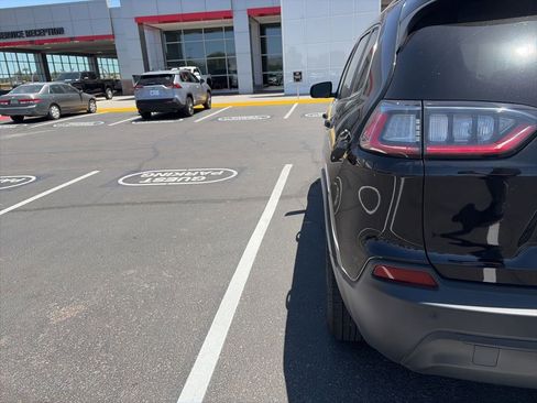 Used 2019 Jeep Cherokee Latitude Plus FWD image 7