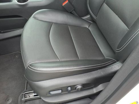 Used 2024 GMC Terrain SLT image 24