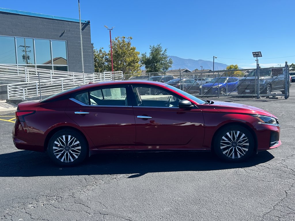 Used 2025 Nissan Altima 2.5 SV FWD image 2
