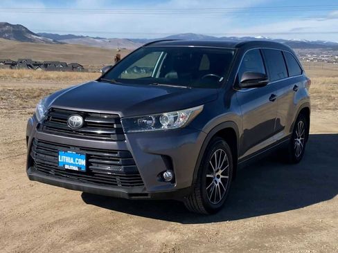 Used 2018 Toyota Highlander SE image 4