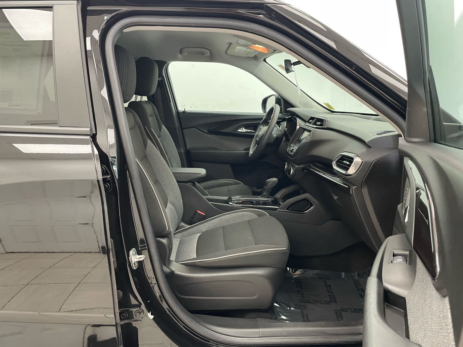 Used 2023 Chevrolet TrailBlazer LT AWD/4WD image 16