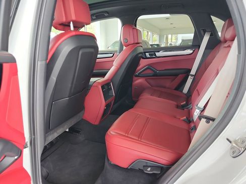 Used 2023 Porsche Cayenne image 16