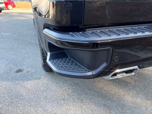 Used 2024 GMC Sierra 1500 AT4 w/ Technology Package image 7