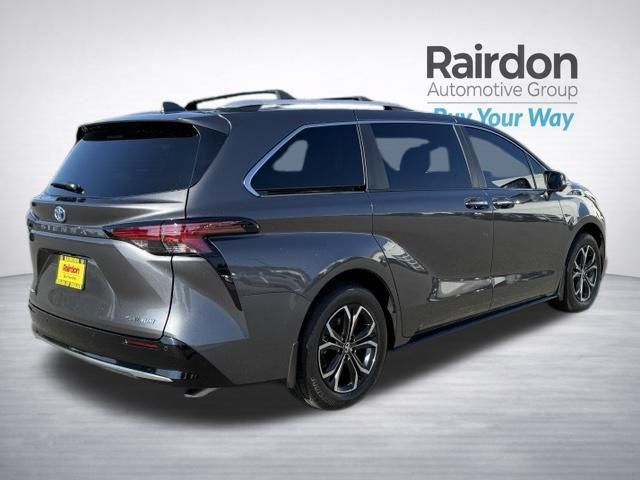 Used 2025 Toyota Sienna Platinum AWD/4WD image 7