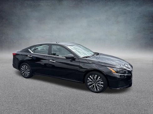 Used 2025 Nissan Altima 2.5 SV FWD image 3