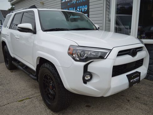 Used 2023 Toyota 4Runner SR5 Premium w/ Moonroof Package RWD image 7