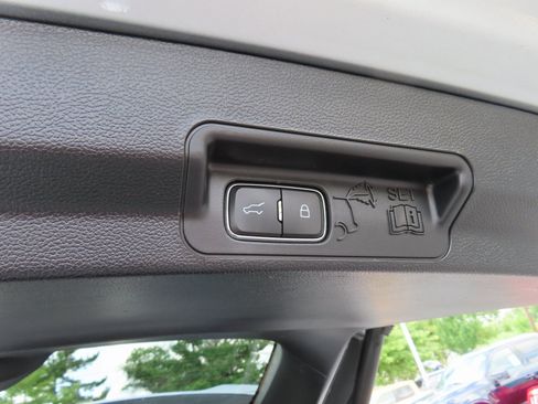 Used 2022 Ford Explorer XLT w/ Equipment Group 202A image 40