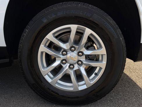 Used 2024 Chevrolet Suburban LT image 18