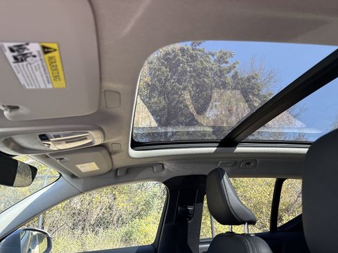 Used 2025 Volvo XC40 B5 Core image 30