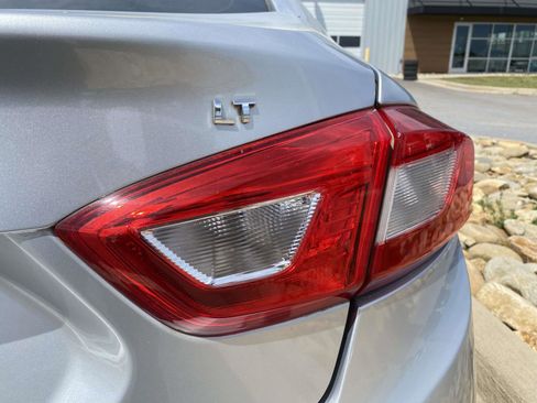 Used 2017 Chevrolet Cruze LT FWD image 11