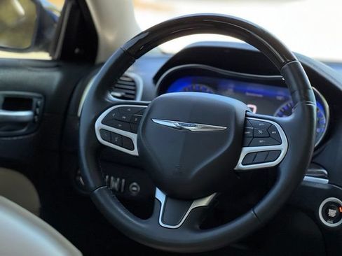 Used 2018 Chrysler 300 Limited AWD/4WD image 31