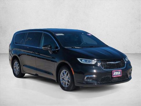 Used 2025 Chrysler Pacifica Select image 3