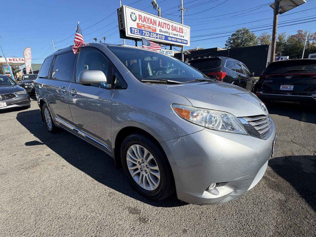 Used 2017 Toyota Sienna XLE w/ XLE Navigation Package FWD image 14